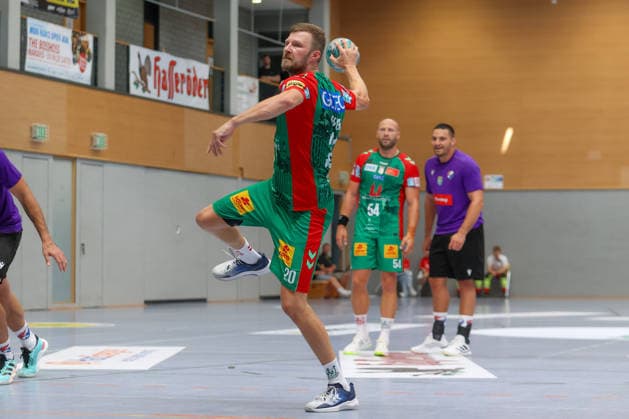 01.08.2026, xtgx, Handball - Testspiel SC Magdeburg - Corotop Gwardia Opole emspor, v.l. Philipp Weber (Magdeburg, 20) beim Siebenmeter Ilsenburg *** August 1, 2026, xtgx, Handball Friendly Match: SC Magdeburg vs. Corotop Gwardia Opole (emspor), from left: Philipp Weber (Magdeburg), 20 during a penalty throw by Ilsenburg