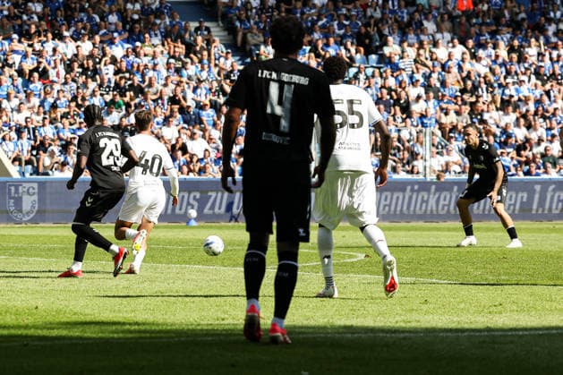 Torschütze Falko Michel (1. FC Magdeburg,21) trifft zum 1-1 - 2. Fußball Bundesliga Saison 2026-2027 Testspiel Sommervorbereitung 1. FC Magdeburg vs West Ham United in der Avnet Arena in Magdeburg - Aktion,Fußball,Mann,Männer,Deutschland,01.08.2026 *** Goal scorer Falko Michel of 1. FC Magdeburg, 21, scores the 1-1-2 goal in a 2026-2027 Bundesliga preseason friendly between 1. FC Magdeburg and West Ham United at the Avnet Arena in Magdeburg. Action, soccer, man,Men, Germany, August 1, 2026