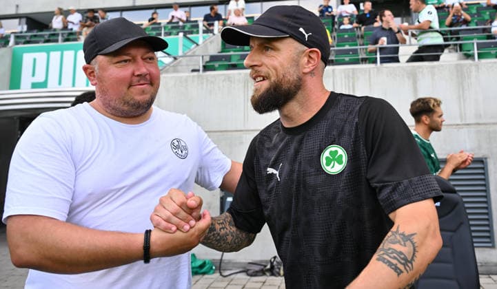 01.08.2025 - Fussball - Saison 2025 2026 - Regionalliga Bayern - 02. Spieltag: SpVgg Greuther Fürth Fuerth II U23 ( Kleeblatt ) - SpVgg Bayreuth - - xwoxzix - Lukas Kling ( Trainer SpVgg Bayreuth ) Daniel Adlung (Co-Trainer SpVgg Greuther Fürth II ) Handschlag Handshake *** August 1, 2025 Soccer Season 2025–2026 Bavarian Regional League Matchday 02 SpVgg Greuther Fürth Fürth II U23 Kleeblatt vs. SpVgg Bayreuth xwoxzix Lukas Kling, Head Coach of SpVgg Bayreuth; Daniel Adlung, Assistant Coach of SpSpVgg Greuther Fürth II Handshake
