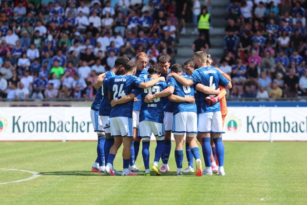 Kassel, Deutschland 01. August 2026: Testspiel - 2026 2027 - KSV Hessen Kassel gegen FC Schalke 04 Im Bild: Die Spieler von Schalke 04 bilden einen Mannschaftskreis zum Schulterschluss. Auestadion Hessen *** Kassel, Germany, August 1, 2026 Friendly Match 2026–2027: KSV Hessen Kassel vs. FC Schalke 04. Pictured: The Schalke 04 players form a team circle to show solidarity. Auestadion Hessen Copyright: xFotostandx xFabianxWernerx
