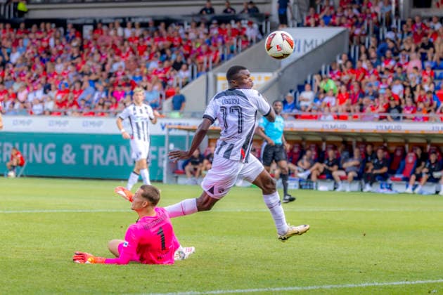 Heidenheim, Deutschland 01. August 2026: Testspiel - 2026 2027 - 1. FC Heidenheim 1846 gegen FC Ingolstadt 04 Im Bild: 2. v.li. Obed Ugondu (FCI) macht das Tor zum 1:2 Voith-Arena Bayern *** Heidenheim, Germany, August 1, 2026; Friendly Match 2026–2027: 1. FC Heidenheim 1846 vs. FC Ingolstadt 04. Pictured, second from left: Obed Ugondu of FCI scores the goal to make it 1–2 at the Voith Arena in Bavaria. Copyright: xFotostandx xSchäferx