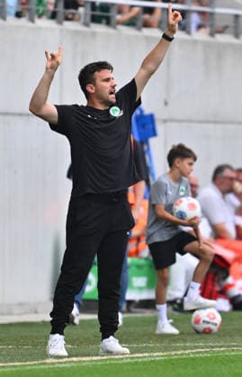 01.08.2025 - Fussball - Saison 2025 2026 - Regionalliga Bayern - 02. Spieltag: SpVgg Greuther Fürth Fuerth II U23 ( Kleeblatt ) - SpVgg Bayreuth - - xwoxzix - Julian Kolbeck (Trainer SpVgg Greuther Fürth II ) dirigiert *** August 1, 2025 Soccer Season 2025–2026 Bavarian Regional League Matchday 02 SpVgg Greuther Fürth Fürth II U23 Kleeblatt SpVgg Bayreuth xwoxzix Julian Kolbeck, coach of SpVgg Greuther Fürth II, directs the team