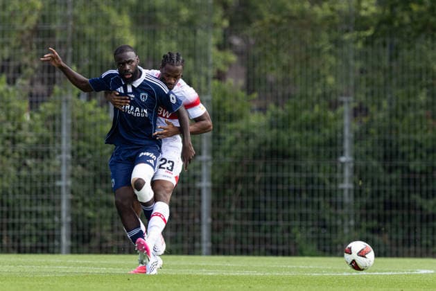 Deutschland: VfB Stuttgart vs Paris FC, Testspiel, Saison 2026 27, (Stuttgart): Dan Axel Zagadou, (VfB Stuttgart, 23) im Zweikampf mit einem Paris FC Spieler Stuttgart Trainingsgelände VfB Stuttgart Baden Württemberg Deutschland *** Germany: VfB Stuttgart vs. Paris FC, Friendly Match, 2026–27 Season, Stuttgart: Dan Axel Zagadou (VfB Stuttgart, 23) in a tackle with a Paris FC player; VfB Stuttgart Training Facility, Baden-Württemberg, Germany Copyright: xBenedictxChristx