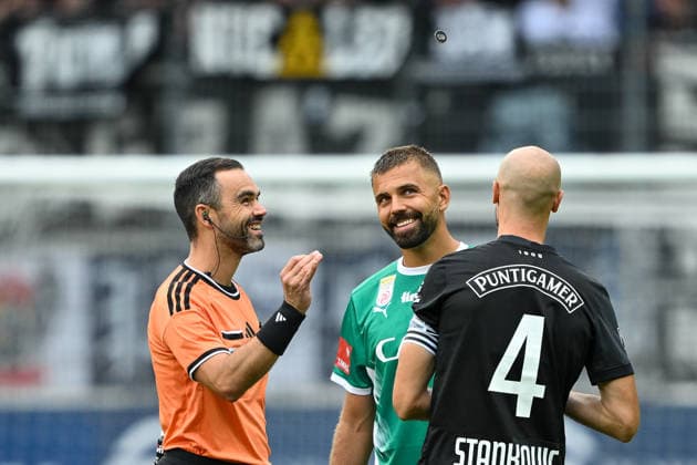 SOCCER - BL, Wattens vs Sturm INNSBRUCK,AUSTRIA,01.AUG.26 - SOCCER - ADMIRAL Bundesliga, WSG Tirol vs SK Sturm Graz. Image shows referee Stefan Eber, Lukas Hinterseer (Wattens) and Jon Gorenc Stankovic (Sturm) during coin toss.  GEPAxpictures xDanielxSchoenherr