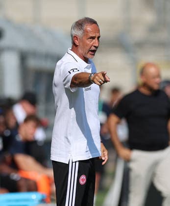 01.08.2026, Fussball Testspiel, SV Waldhof Mannheim - Eintracht Frankfurt, emspor, bespor, sespor, v.l., Trainer Adi Hütter (Eintracht Frankfurt) gibt Anweisungen, gestikuliert, mit den Armen gestikulieren, gives instructions, gesticulate DFL DFB REGULATIONS PROHIBIT ANY USE OF PHOTOGRAPHS AS IMAGE SEQUENCES AND OR QUASI-VIDEO. xdcx *** August 1, 2026, Soccer Friendly Match, SV Waldhof Mannheim vs. Eintracht Frankfurt, emspor, bespor, sespor, v l, Coach Adi Hütter of Eintracht Frankfurt gives instructions, gesticulates, gestures with his arms, gives instructions, gesticulates. DFL and DFB regulations prohibit any use of photographs as image sequences and or quasi-video. xdcx Copyright: HMBxMedia Claus