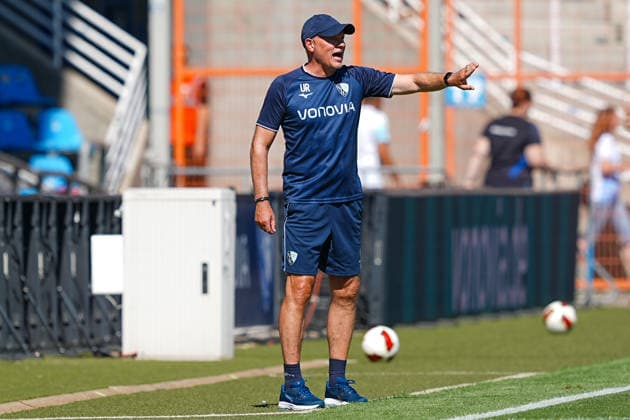 01.08.2026, xydrx, Fußball, Testspiel, VfL Bochum - Sheffield United FC, Saison 2026 2027, Vonovia Ruhrstadion: Uwe Roesler (Cheftrainer VfL Bochum) gibt gestikulierend Anweisungen DFB regulations prohibit any use of photographs as image sequences and or quasi-video. *** August 1, 2026, xydrx, soccer, friendly match, VfL Bochum vs. Sheffield United FC, 2026–2027 season, Vonovia Ruhrstadion: Uwe Roesler, head coach of VfL Bochum, gives instructions while gesturing. DFB regulations prohibit any use of photographs as image sequences and or quasi-video. Copyright: HMBxMedia YannisxDreimann