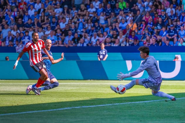 01.08.2026, xydrx, Fußball, Testspiel, VfL Bochum - Sheffield United FC, Saison 2026 2027, Vonovia Ruhrstadion: Jairo Riedewald (Sheffield United, 44) und Michael Cooper (Sheffield United, 1), Philipp Hofmann (VfL Bochum, 33) schießt auf das Tor DFB regulations prohibit any use of photographs as image sequences and or quasi-video. *** August 1, 2026, xydrx, Soccer, Friendly Match, VfL Bochum vs. Sheffield United FC, 2026–2027 Season, Vonovia Ruhrstadion: Jairo Riedewald (Sheffield United), 44, and Michael Cooper (Sheffield United), 1, Philipp Hofmann (VfL Bochum), 33, shoots at the goal. DFB regulations prohibit any use of photographs as image sequences and or quasi-video. Copyright: HMBxMedia YannisxDreimann