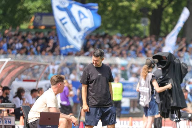 01.08.2026, Herren, Fussball, Saison 2026 2027, Regionalliga Bayern, 2. Spieltag: 1. FC Schweinfurt 1905 - TSV 1860 München Cheftrainer Alper Kayabunar (1860 München) Schweinfurt Riedel-Bau-Arena im Sachs-Stadio Bayern Unterfranken Deutschland *** August 1, 2026, Men s Soccer, 2026–2027 Season, Bavarian Regional League, Matchday 2: 1 FC Schweinfurt 1905 vs. TSV 1860 Munich; Head Coach: Alper Kayabunar; 1860 Munich; Schweinfurt; Riedel Bau Arena at Sachs Stadio; Bavaria; Lower Franconia; Germany