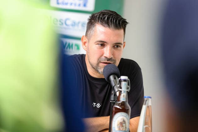 01.08.2026, Herren, Fussball, Saison 2026 2027, Regionalliga Bayern, 2. Spieltag: 1. FC Schweinfurt 1905 - TSV 1860 München Cheftrainer Alper Kayabunar (1860 München) auf der Pressekonferenz, Einzelbild Schweinfurt Riedel-Bau-Arena im Sachs-Stadio Bayern Unterfranken Deutschland *** August 1, 2026, Men s Soccer, 2026–2027 Season, Bavarian Regional League, Matchday 2: 1 FC Schweinfurt 1905 vs. TSV 1860 Munich; Head Coach Alper Kayabunar of 1860 Munich at the press conference; single frame from the Schweinfurt Riedel Bau Arena at the Sachs Stadio, Bavaria, Lower Franconia, Germany