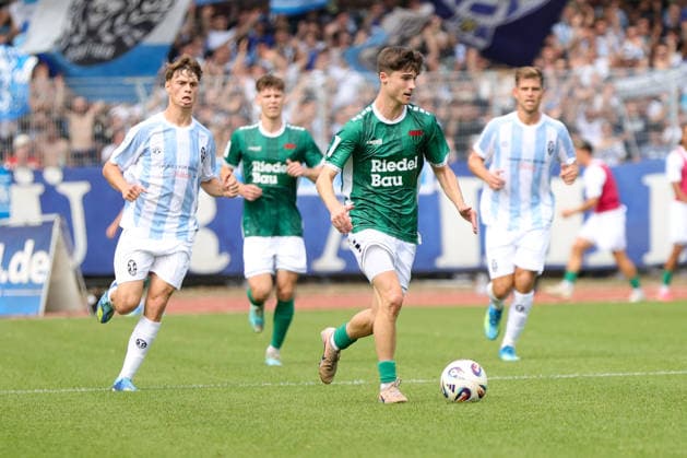 01.08.2026, Herren, Fussball, Saison 2026 2027, Regionalliga Bayern, 2. Spieltag: 1. FC Schweinfurt 1905 - TSV 1860 München Lauris Bausenwein (FC Schweinfurt 05, 21) mit Ball Schweinfurt Riedel-Bau-Arena im Sachs-Stadio Bayern Unterfranken Deutschland *** August 1, 2026, Men s Soccer, 2026–2027 Season, Bavarian Regional League, Matchday 2: 1 FC Schweinfurt 1905 vs. TSV 1860 Munich; Lauris Bausenwein of FC Schweinfurt 05, No. 21, with the ball at the Schweinfurt Riedel Bau Arena in the Sachs Stadium, Bavaria, Lower Franconia, Germany