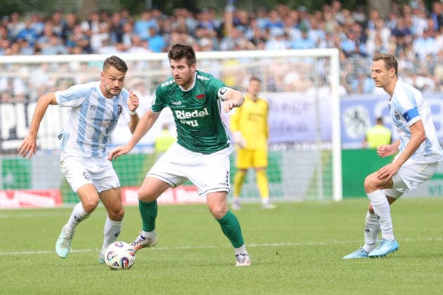 01.08.2026, Herren, Fussball, Saison 2026 2027, Regionalliga Bayern, 2. Spieltag: 1. FC Schweinfurt 1905 - TSV 1860 München Von links: Raphael Wach (TSV 1860 München, 08) hinter Kevin Fery (FC Schweinfurt 05, 15) Schweinfurt Riedel-Bau-Arena im Sachs-Stadio Bayern Unterfranken Deutschland *** August 1, 2026, Men s Soccer, 2026–2027 Season, Bavarian Regional League, Matchday 2: 1 FC Schweinfurt 1905 vs. TSV 1860 Munich. From left: Raphael Wach (TSV 1860 Munich), 08 behind Kevin Fery of FC Schweinfurt 05, 15 Schweinfurt Riedel Bau Arena at Sachs Stadio, Bavaria, Lower Franconia, Germany
