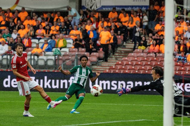 01.08.2026, GER, Testspiel, Saison 2026 2027), FC Energie Cottbus - SV Werder Bremen. Paul Erevbenagie (SV Werder Bremen 38) mit 1:3 gegen Kevin Kratzsch (FC Energie Cottbus 29) Cottbus Stadion der Freundschaft Brandenburg Deutschland *** August 1, 2026, GER, Friendly Match, 2026–2027 Season, FC Energie Cottbus vs. SV Werder Bremen; Paul Erevbenagie (SV Werder Bremen, No. 38) scored 1 of 3 goals against Kevin Kratzsch (FC Energie Cottbus, No. 29); Cottbus Stadion der Freundschaft, Brandenburg, Germany Copyright: xnordphotoxGmbHx xTrienitzx