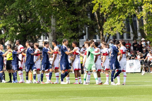 Deutschland: VfB Stuttgart vs Paris FC, Testspiel, Saison 2026 27, (Stuttgart): Mannschaften klatschen sich vor Spielbeginn ab Stuttgart Trainingsgelände VfB Stuttgart Baden Württemberg Deutschland *** Germany: VfB Stuttgart vs. Paris FC, Friendly Match, 2026–27 Season; Stuttgart teams high-five each other before kickoff at the VfB Stuttgart training facility in Baden-Württemberg, Germany Copyright: xBenedictxChristx