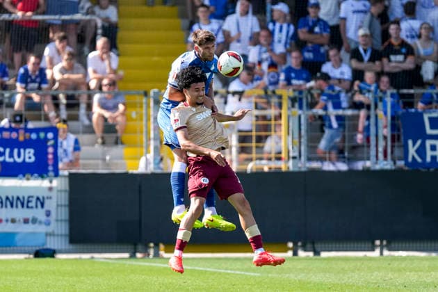 v.li.: Robin Hranac (Hoffenheim, 2), Eymen Laghrissi (KSC, 17), beim Kopfball, Kopfballduell, Spielszene, Zweikampf in der Luft, Aktion, Action, 01.08.2026, Sinsheim (Deutschland), Fussball, Testspiel, TSG 1899 Hoffenheim - Karlsruher SC, DFB DFL REGULATIONS PROHIBIT ANY USE OF PHOTOGRAPHS AS IMAGE SEQUENCES AND OR QUASI-VIDEO. *** From left: Robin Hranac (Hoffenheim), 2; Eymen Laghrissi (KSC), 17; heading, aerial duel, game scene, aerial challenge, action, 01 08 2026, Sinsheim, Germany, soccer, friendly match, TSG 1899 Hoffenheim vs. Karlsruher SC, DFB and DFL regulations prohibit any use of photographs as image sequences and or quasi-video xozx