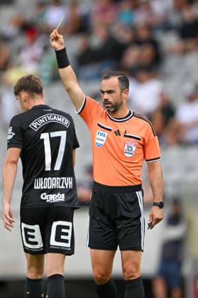 SOCCER - BL, Wattens vs Sturm INNSBRUCK,AUSTRIA,01.AUG.26 - SOCCER - ADMIRAL Bundesliga, WSG Tirol vs SK Sturm Graz. Image shows referee Stefan Eber; keywords: yellow card.  GEPAxpictures xDanielxSchoenherr