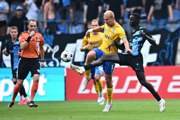 Utkani 2. kola prvni fotbalove ligy: Slovan Liberec - FK Teplice, 1. srpna 2026, Liberec. U mice zleva Jakub Jakubko z Teplic a Fallou Faye z Liberce. (CTKxPhoto RadekxPetrasek) CTKPhotoP2026080103691  CTKPhotoP2026080103691