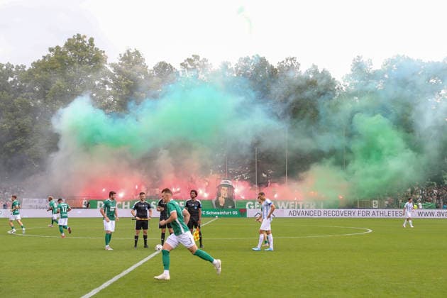 01.08.2026, Herren, Fussball, Saison 2026 2027, Regionalliga Bayern, 2. Spieltag: 1. FC Schweinfurt 1905 - TSV 1860 München Choreografie der Schweinfurter Fans Schweinfurt Riedel-Bau-Arena im Sachs-Stadio Bayern Unterfranken Deutschland *** August 1, 2026, Men s, Soccer, 2026–2027 Season, Bavarian Regional League, Matchday 2: 1 FC Schweinfurt 1905 vs. TSV 1860 Munich; Choreographed display by Schweinfurt fans at the Schweinfurt Riedel Bau Arena in the Sachs Stadio, Bavaria, Lower Franconia, Germany