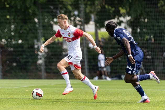 Deutschland: VfB Stuttgart vs Paris FC, Testspiel, Saison 2026 27, (Stuttgart): Chris Führich Chris Fuehrich, (VfB Stuttgart, 10) am Ball Stuttgart Trainingsgelände VfB Stuttgart Baden Württemberg Deutschland *** Germany: VfB Stuttgart vs. Paris FC, Friendly Match, 2026–27 Season, Stuttgart: Chris Führich, VfB Stuttgart, 10 on the ball, Stuttgart Training Facility, VfB Stuttgart, Baden-Württemberg, Germany Copyright: xBenedictxChristx