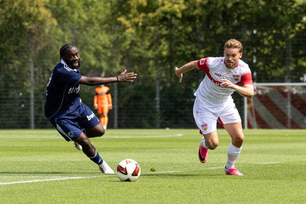 Deutschland: VfB Stuttgart vs Paris FC, Testspiel, Saison 2026 27, (Stuttgart): Maximilian Mittelstädt Maximilian Mittelstaedt, (VfB Stuttgart, 7) am Ball, wird von einem Paris FC Spieler verfolgt Stuttgart Trainingsgelände VfB Stuttgart Baden Württemberg Deutschland *** Germany: VfB Stuttgart vs. Paris FC, Friendly Match, 2026–27 Season, Stuttgart: Maximilian Mittelstädt (VfB Stuttgart) is in possession of the ball at 7 and is being marked by a Paris FC player at the VfB Stuttgart training facility in Baden-Württemberg, Germany Copyright: xBenedictxChristx
