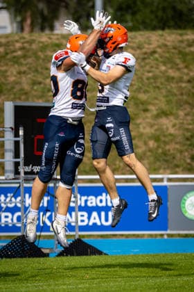 touchdown celebration William Enneking (ifm Razorbacks Ravensburg, 80 Tight End) and Aniel Buße (ifm Razorbacks Ravensburg, 03 Wide Receiver) Allgäu Comets vs ifm Razorbacks Ravensburg, American Football, German Football League, Week 13, 2026, 01.08.2026, Kempten Illerstadion Bayern Germany Copyright: xPFA SebastianxJustx