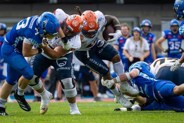 Luca Nicklas (ifm Razorbacks Ravensburg, 75 Offensive Line) blocks Simon Cichy (ifm Razorbacks Ravensburg, 13 Linebacker) for Lennies Mcferren (ifm Razorbacks Ravensburg, 11 Running Back) Allgäu Comets vs ifm Razorbacks Ravensburg, American Football, German Football League, Week 13, 2026, 01.08.2026, Kempten Illerstadion Bayern Germany Copyright: xPFA SebastianxJustx