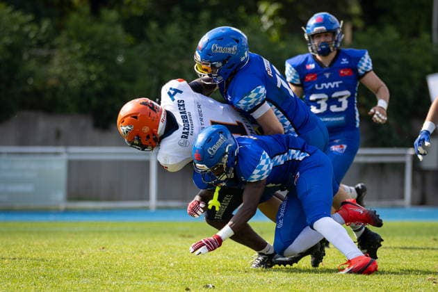 Anthony Harris Jr (ifm Razorbacks Ravensburg, 01 Wide Receiver) tackled by Chris Lipsey (Allgäu Comets, Running Back, Defensive Back) and Beau Priegnitz (Allgäu Comets, Linebacker) Allgäu Comets vs ifm Razorbacks Ravensburg, American Football, German Football League, Week 13, 2026, 01.08.2026, Kempten Illerstadion Bayern Germany Copyright: xPFA SebastianxJustx