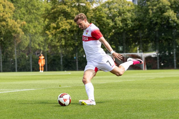 Deutschland: VfB Stuttgart vs Paris FC, Testspiel, Saison 2026 27, (Stuttgart): Maximilian Mittelstädt Maximilian Mittelstaedt, (VfB Stuttgart, 7) am Ball Stuttgart Trainingsgelände VfB Stuttgart Baden Württemberg Deutschland *** Germany: VfB Stuttgart vs. Paris FC, Friendly Match, 2026–27 Season, Stuttgart: Maximilian Mittelstädt, VfB Stuttgart, 7 on the Ball, Stuttgart Training Facility, VfB Stuttgart, Baden-Württemberg, Germany Copyright: xBenedictxChristx