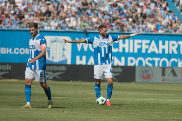 01.08.2026 Fußball Herren 2026 2027 Testspiel FC Hansa Rostock - VfL Borussia Mönchengladbach Ostseestadion Rostock Leon Dajaku (Rostock, 43, blau) bei einem Freistoß. Rostock Mecklenburg-Vorpommern Deutschland *** August 1, 2026 Men s Soccer 2026–2027 Friendly Match FC Hansa Rostock vs. VfL Borussia Mönchengladbach Ostseestadion, Rostock Leon Dajaku, Rostock, 43, in blue during a free kick Rostock, Mecklenburg-Western Pomerania, Germany