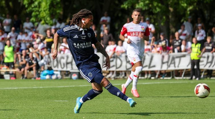 2026.08.01, Deutschland, Stuttgart, Fußball VfB Stuttgart vs. Paris FC, Torschütze Luca Koleosho (Pari) schießt das Tor zum 2:2 *** August 1, 2026, Germany, Stuttgart, Soccer: VfB Stuttgart vs. Paris FC; Luca Koleosho of Paris scores the goal to tie the game at 2–2