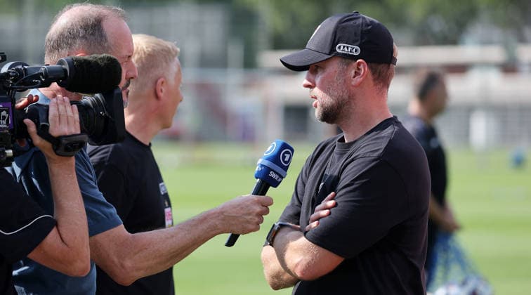 2026.08.01, Deutschland, Stuttgart, Fußball VfB Stuttgart vs. Paris FC, Trainer Sebastian Hoeneß (VfB, rechts) im Interview *** August 1, 2026, Germany, Stuttgart, Soccer: VfB Stuttgart vs. Paris FC; VfB coach Sebastian Hoeneß, on the right, being interviewed