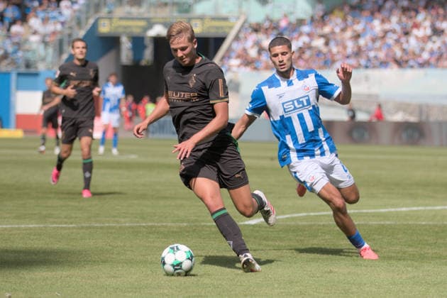 01.08.2026 Fußball Herren 2026 2027 Testspiel FC Hansa Rostock - VfL Borussia Mönchengladbach Ostseestadion Rostock Jan Leszczynski (Mönchengladbach, 5, schwarz) klärt einen Ball vor Ouassim Karada (Rostock, 8, blau). Rostock Mecklenburg-Vorpommern Deutschland *** August 1, 2026 Men s Soccer 2026–2027 Friendly Match FC Hansa Rostock vs. VfL Borussia Mönchengladbach Ostseestadion, Rostock Jan Leszczynski (Mönchengladbach), No. 5, in black, clears the ball away from Ouassim Karada (Rostock), 8, blue Rostock, Mecklenburg-Western Pomerania, Germany