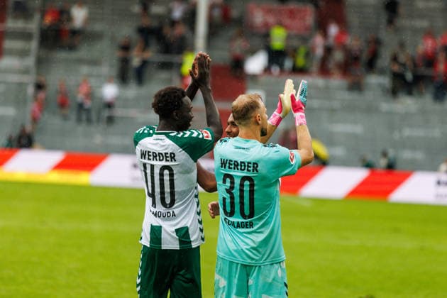 01.08.2026, GER, Testspiel, Saison 2026 2027), FC Energie Cottbus - SV Werder Bremen. Alexander Schlager (SV Werder Bremen 30) bedankt sich bei den Fans Cottbus Stadion der Freundschaft Brandenburg Deutschland *** August 1, 2026, GER, Friendly Match, 2026–2027 Season, FC Energie Cottbus vs. SV Werder Bremen; Alexander Schlager of SV Werder Bremen thanks the fans; Cottbus Stadion der Freundschaft, Brandenburg, Germany Copyright: xnordphotoxGmbHx xTrienitzx