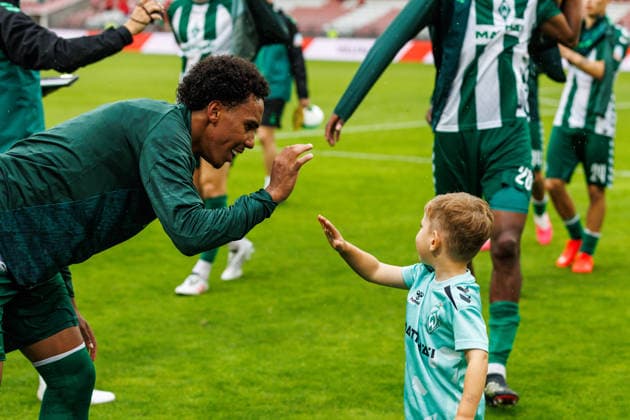 01.08.2026, GER, Testspiel, Saison 2026 2027), FC Energie Cottbus - SV Werder Bremen. Paul Erevbenagie (SV Werder Bremen 38) klatscht ab Cottbus Stadion der Freundschaft Brandenburg Deutschland *** August 1, 2026, GER, Friendly Match, 2026–2027 Season, FC Energie Cottbus vs. SV Werder Bremen; Paul Erevbenagie (SV Werder Bremen) 38 high-fives the crowd at Cottbus Stadion der Freundschaft, Brandenburg, Germany Copyright: xnordphotoxGmbHx xTrienitzx