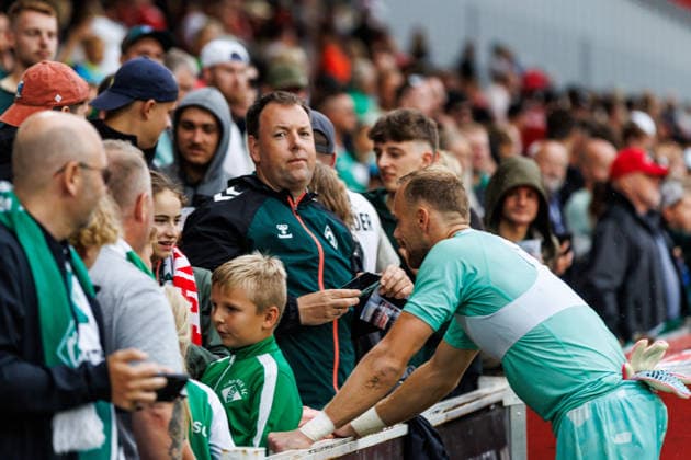 01.08.2026, GER, Testspiel, Saison 2026 2027), FC Energie Cottbus - SV Werder Bremen. Alexander Schlager (SV Werder Bremen 30) mit Fans Cottbus Stadion der Freundschaft Brandenburg Deutschland *** August 1, 2026, GER, Friendly Match, 2026–2027 Season, FC Energie Cottbus vs. SV Werder Bremen, Alexander Schlager, SV Werder Bremen 30, with fans, Cottbus Stadion der Freundschaft, Brandenburg, Germany Copyright: xnordphotoxGmbHx xTrienitzx