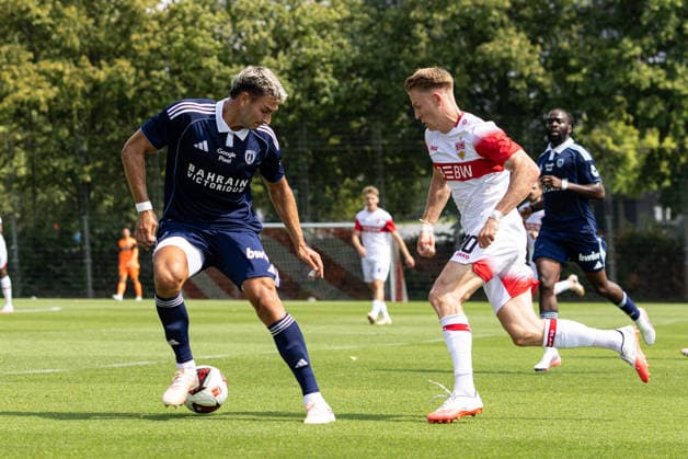 Deutschland: VfB Stuttgart vs Paris FC, Testspiel, Saison 2026 27, (Stuttgart): Chris Führich Chris Fuehrich, (VfB Stuttgart, 10) am Ball im Zweikampf mit einem Paris FC Spieler Stuttgart Trainingsgelände VfB Stuttgart Baden Württemberg Deutschland *** Germany: VfB Stuttgart vs. Paris FC, Friendly Match, 2026–27 Season, Stuttgart: Chris Führich, VfB Stuttgart, in possession of the ball during a one-on-one duel with a Paris FC player at the VfB Stuttgart training facility in Baden-Württemberg, Germany Copyright: xBenedictxChristx
