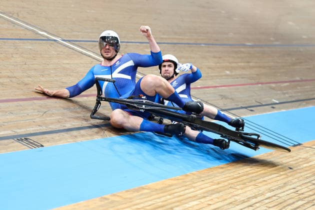 Glasgow 2026 Commonwealth Games Picture by Alex Whitehead SWpix.com - 01 08 2026 - Glasgow 2026 Commonwealth Games - Track cycling, Rad, Radsport, Bahnrad, Bahn and Para Track Cycling - Sir Chris Hoy Velodrome, Glasgow, Scotland - Men s Tandem B Sprint Final - For Gold - A crash for Neil Fachie piloted by Aaron Pope of Scotland Glasgow Sir Chris Hoy Velodrome Scotland Copyright: x xSWpix.comx(t axPhotographyxHubxLtd)xAlexxWhitehead SWpix.comx SWP-3030-17159