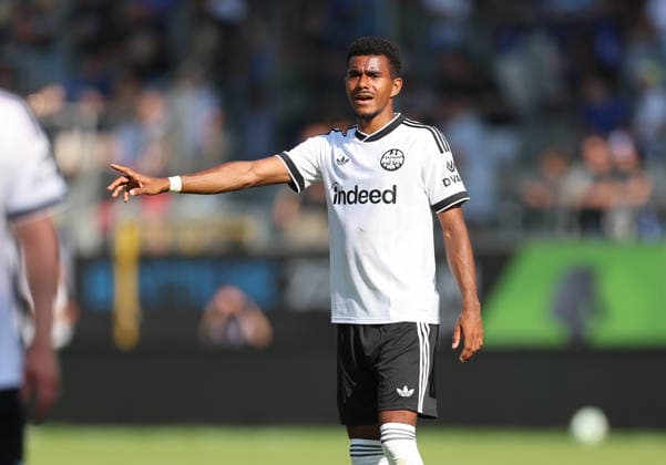 01.08.2026, Fussball Testspiel, SV Waldhof Mannheim - Eintracht Frankfurt, emspor, bespor, sespor, v.l., Ansgar Knauff (Eintracht Frankfurt) gibt Anweisungen, gestikuliert, mit den Armen gestikulieren, gives instructions, gesticulate DFL DFB REGULATIONS PROHIBIT ANY USE OF PHOTOGRAPHS AS IMAGE SEQUENCES AND OR QUASI-VIDEO. xdcx *** August 1, 2026, Soccer Friendly Match, SV Waldhof Mannheim vs. Eintracht Frankfurt, emspor, bespor, sespor, v l, Ansgar Knauff of Eintracht Frankfurt gives instructions, gesticulates, gestures with his arms, gives instructions, gesticulates. DFL and DFB regulations prohibit any use of photographs as image sequences and or quasi-video. xdcx Copyright: HMBxMedia Claus