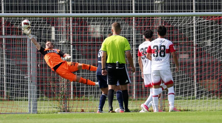 2026.08.01, Deutschland, Stuttgart, Fußball VfB Stuttgart vs. Paris FC, Marius Funk (VfB) lenkt den Ball an die Latte *** August 1, 2026, Germany, Stuttgart, Soccer: VfB Stuttgart vs. Paris FC; Marius Funk (VfB) hits the crossbar