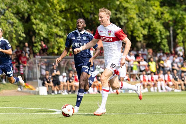 Deutschland: VfB Stuttgart vs Paris FC, Testspiel, Saison 2026 27, (Stuttgart): Chris Führich Chris Fuehrich, (VfB Stuttgart, 10) am Ball Stuttgart Trainingsgelände VfB Stuttgart Baden Württemberg Deutschland *** Germany: VfB Stuttgart vs. Paris FC, Friendly Match, 2026–27 Season, Stuttgart: Chris Führich, VfB Stuttgart, 10 on the ball, Stuttgart Training Facility, VfB Stuttgart, Baden-Württemberg, Germany Copyright: xBenedictxChristx
