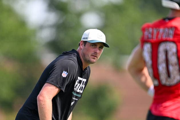 PHILADELPHIA, PA - AUGUST 01: Philadelphia Eagles offensive coordinator Sean Mannion looks on during the Philadelphia Eagles training camp on August 1st, 2026 at Jefferson Health Training Complex in Philadelphia, PA. (Photo by Terence Lewis Icon Sportswire) NFL, American Football Herren, USA AUG 01 Eagles Training Camp EDITORIAL USE ONLY Icon260801001