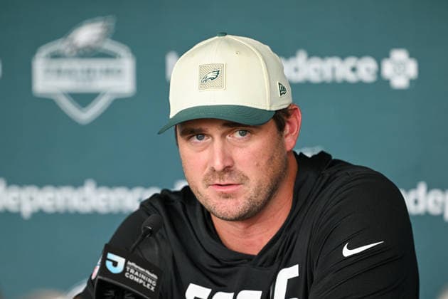 PHILADELPHIA, PA - AUGUST 01: Philadelphia Eagles offensive coordinator Sean Mannion is shown during the Philadelphia Eagles training camp on August 1st, 2026 at Jefferson Health Training Complex in Philadelphia, PA. (Photo by Terence Lewis Icon Sportswire) NFL, American Football Herren, USA AUG 01 Eagles Training Camp EDITORIAL USE ONLY Icon260801003