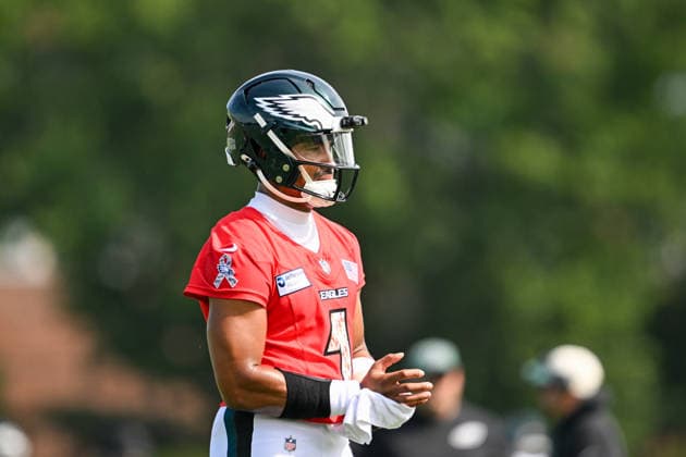 PHILADELPHIA, PA - AUGUST 01: Philadelphia Eagles quarterback Jalen Hurts 1 looks on during the Philadelphia Eagles training camp on August 1st, 2026 at Jefferson Health Training Complex in Philadelphia, PA. (Photo by Terence Lewis Icon Sportswire) NFL, American Football Herren, USA AUG 01 Eagles Training Camp EDITORIAL USE ONLY Icon260801005