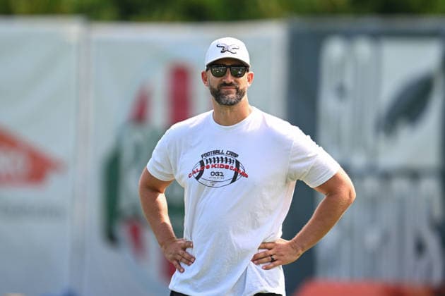 PHILADELPHIA, PA - AUGUST 01: Philadelphia Eagles head coach Nick Sirianni looks on during the Philadelphia Eagles training camp on August 1st, 2026 at Jefferson Health Training Complex in Philadelphia, PA. (Photo by Terence Lewis Icon Sportswire) NFL, American Football Herren, USA AUG 01 Eagles Training Camp EDITORIAL USE ONLY Icon260801007