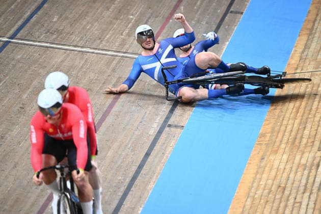 Glasgow 2026 Commonwealth Games Picture by Olly Hassell SWpix.com - 01 08 2026 - Glasgow 2026 Commonwealth Games - Track cycling, Rad, Radsport, Bahnrad, Bahn and Para Track Cycling - Sir Chris Hoy Velodrome, Glasgow, Scotland - Men s Tandem B Sprint Final - For Gold - A crash for Neil Fachie piloted by Aaron Pope of Scotland Glasgow Sir Chris Hoy Velodrome Scotland Copyright: x xSWpix.comx(t axPhotographyxHubxLtd)xOllyxHassell SWpix.comx SWP-3030-17172