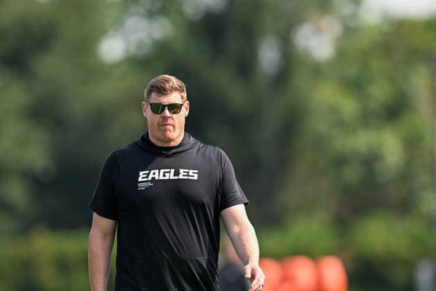 PHILADELPHIA, PA - AUGUST 01: Philadelphia Eagles offensive line coach Chris Kuper looks on during the Philadelphia Eagles training camp on August 1st, 2026 at Jefferson Health Training Complex in Philadelphia, PA. (Photo by Terence Lewis Icon Sportswire) NFL, American Football Herren, USA AUG 01 Eagles Training Camp EDITORIAL USE ONLY Icon260801008