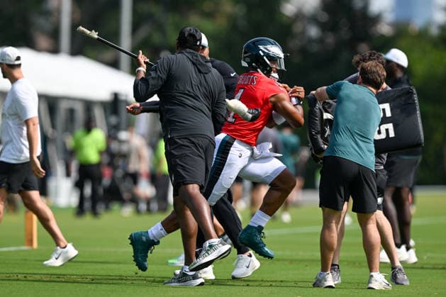 PHILADELPHIA, PA - AUGUST 01: Philadelphia Eagles quarterback Jalen Hurts 1 runs a drill during the Philadelphia Eagles training camp on August 1st, 2026 at Jefferson Health Training Complex in Philadelphia, PA. (Photo by Terence Lewis Icon Sportswire) NFL, American Football Herren, USA AUG 01 Eagles Training Camp EDITORIAL USE ONLY Icon260801010