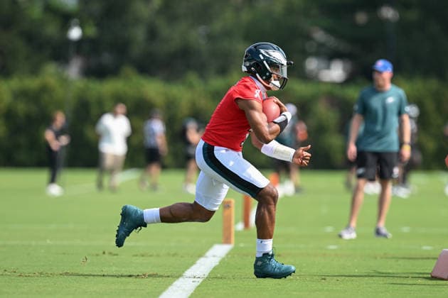 PHILADELPHIA, PA - AUGUST 01: Philadelphia Eagles quarterback Jalen Hurts 1 runs a drill during the Philadelphia Eagles training camp on August 1st, 2026 at Jefferson Health Training Complex in Philadelphia, PA. (Photo by Terence Lewis Icon Sportswire) NFL, American Football Herren, USA AUG 01 Eagles Training Camp EDITORIAL USE ONLY Icon260801011