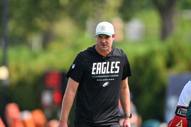 PHILADELPHIA, PA - AUGUST 01: Philadelphia Eagles offensive coordinator Sean Mannion looks on during the Philadelphia Eagles training camp on August 1st, 2026 at Jefferson Health Training Complex in Philadelphia, PA. (Photo by Terence Lewis Icon Sportswire) NFL, American Football Herren, USA AUG 01 Eagles Training Camp EDITORIAL USE ONLY Icon260801013