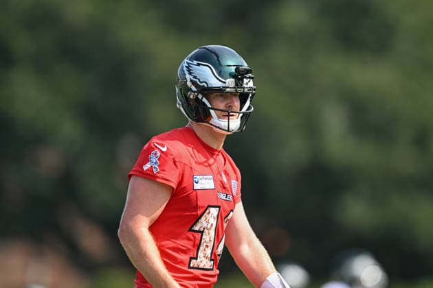 PHILADELPHIA, PA - AUGUST 01: Philadelphia Eagles quarterback Andy Daulton 14 looks on during the Philadelphia Eagles training camp on August 1st, 2026 at Jefferson Health Training Complex in Philadelphia, PA. (Photo by Terence Lewis Icon Sportswire) NFL, American Football Herren, USA AUG 01 Eagles Training Camp EDITORIAL USE ONLY Icon260801015