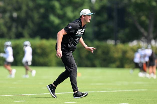 PHILADELPHIA, PA - AUGUST 01: Philadelphia Eagles offensive coordinator Sean Mannion runs a drill during the Philadelphia Eagles training camp on August 1st, 2026 at Jefferson Health Training Complex in Philadelphia, PA. (Photo by Terence Lewis Icon Sportswire) NFL, American Football Herren, USA AUG 01 Eagles Training Camp EDITORIAL USE ONLY Icon260801017
